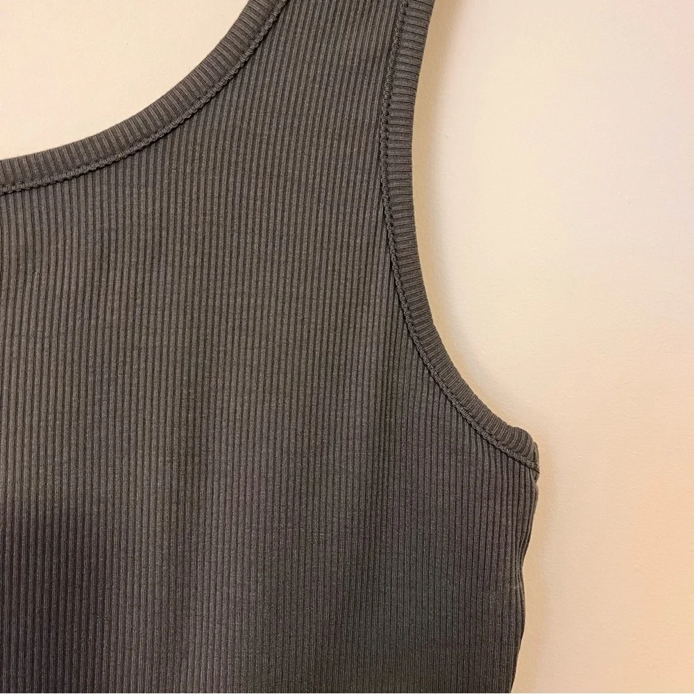 Cropped Tank - Picture 2 of 5